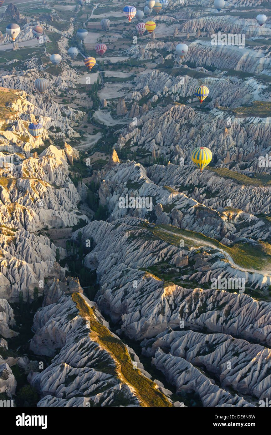 La fotografia aerea di un paesaggio di montagna della Cappadocia da una mongolfiera Foto Stock
