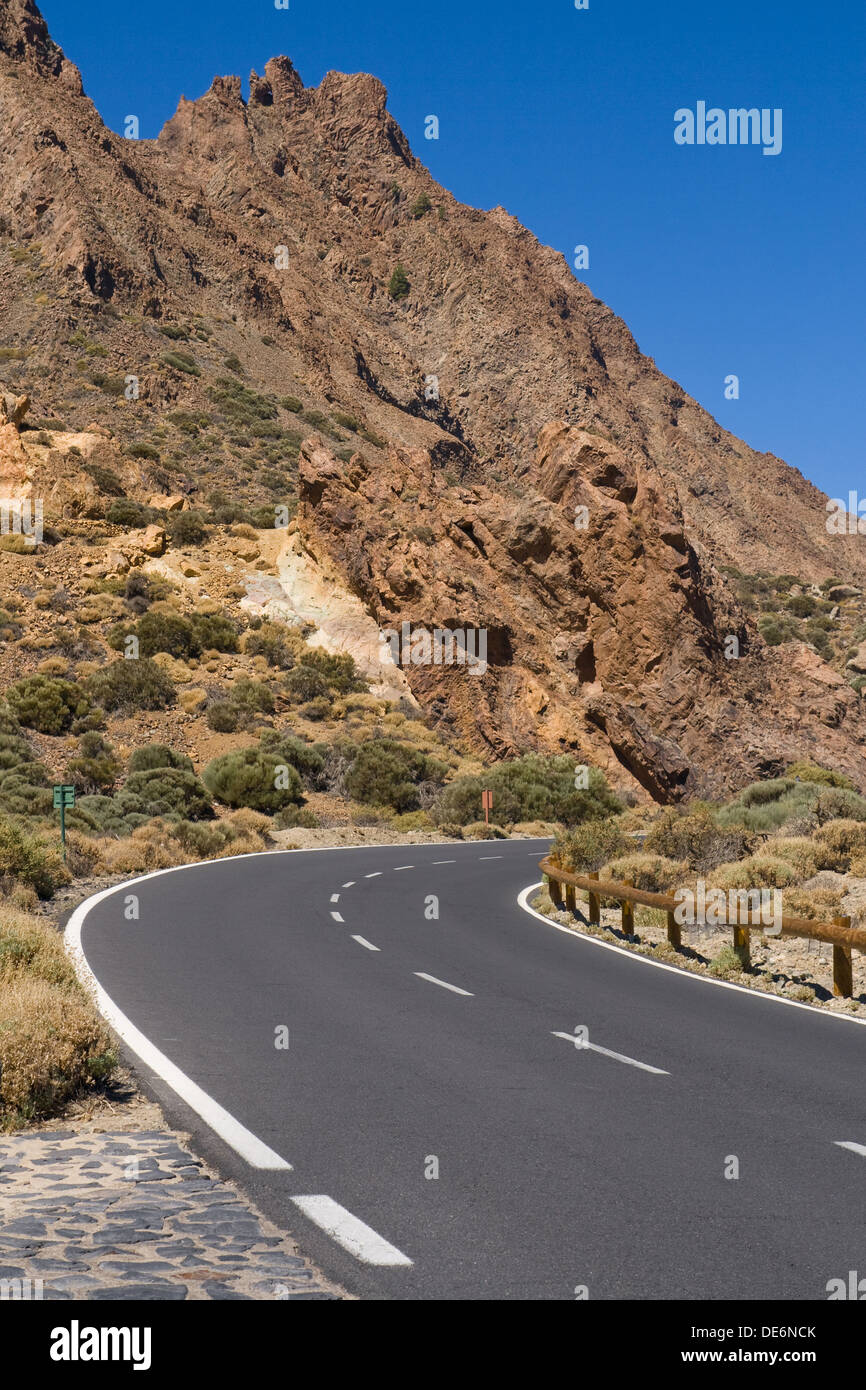 Curve della strada che attraversa il Parco Nazionale di Canadas del Teide Tenerife, Isole Canarie. Foto Stock