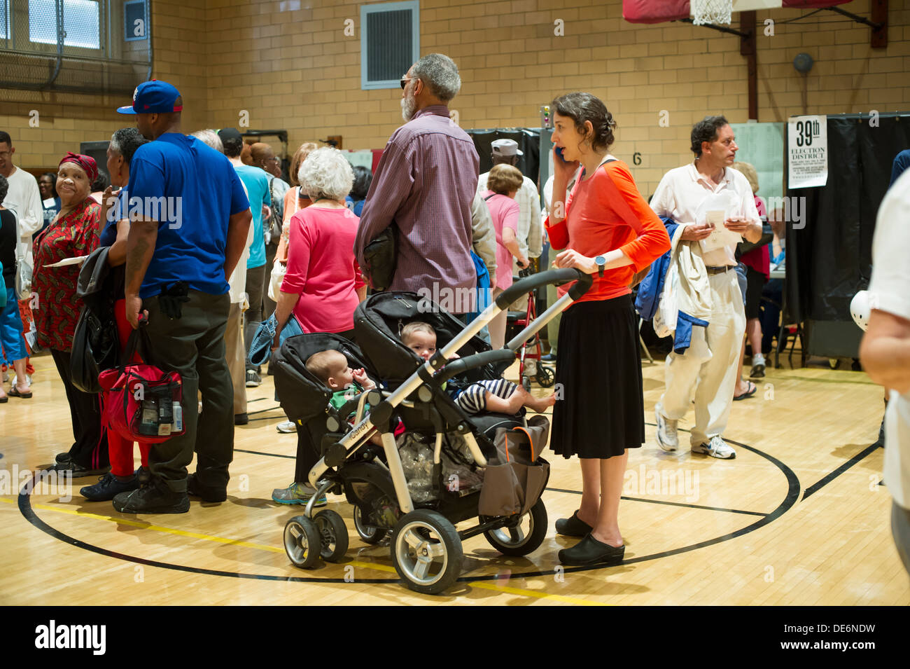 I Newyorkesi votazione sulla giornata primario nella palestra del PS 33 in New York quartiere di Chelsea il giorno delle elezioni Foto Stock