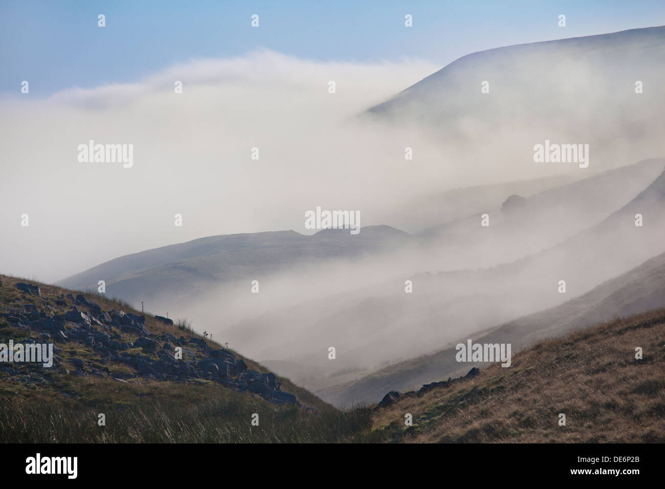 Visualizza in basso la nebbia riempito nella valle verso Swaledale da Buttertubs pass, Swaledale, Yorkshire Dales, North Yorkshire, Regno Unito Foto Stock