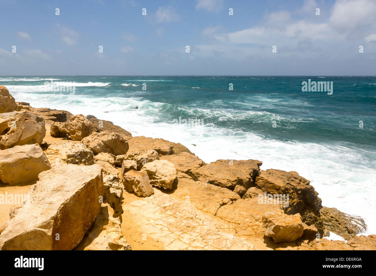 Roccia Calcare rinforzati costa Atlantica a Half Moon Bay Antigua Foto Stock