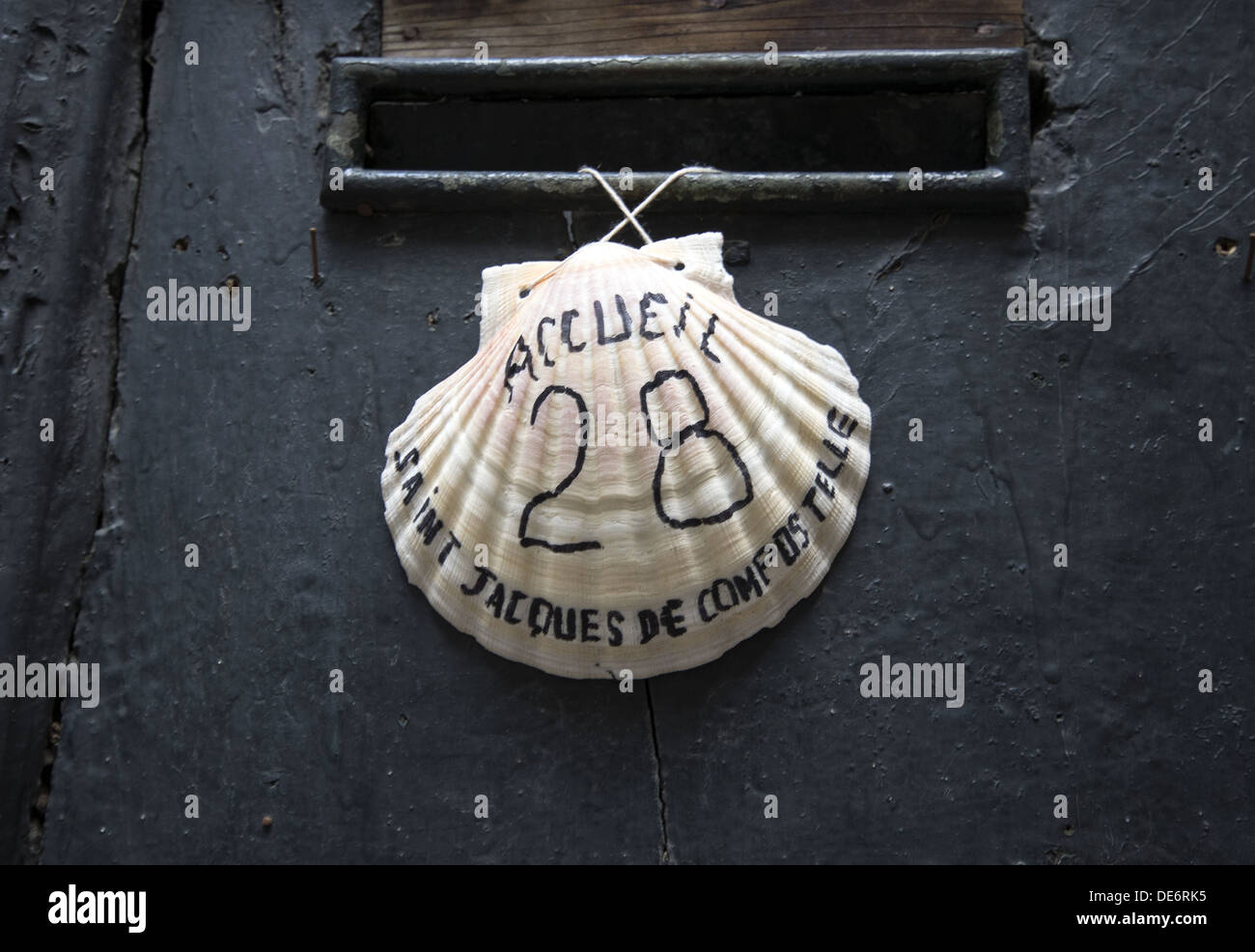 Camino shell appeso sulla porta in entrata del Le Relais du Pelerin Saint-Jacque gîte d'etape a Le Puy-en-Velay, Francia Foto Stock