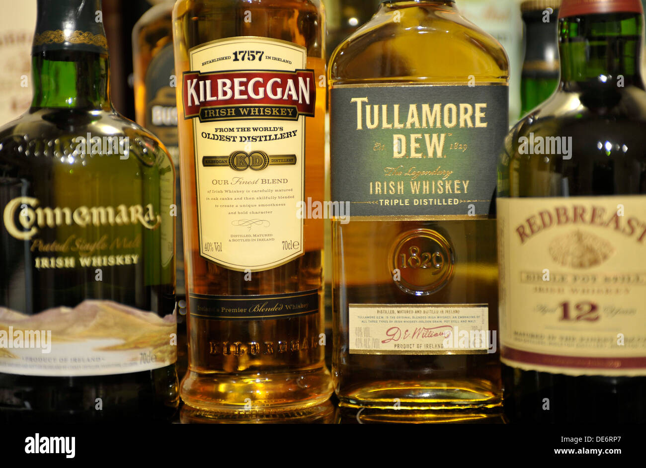 Il whiskey irlandese. Da sinistra, Connemara peated single malt,Kilbeggan blended whisky, Tullamore Dew triple e distillata Redbreast. Foto Stock
