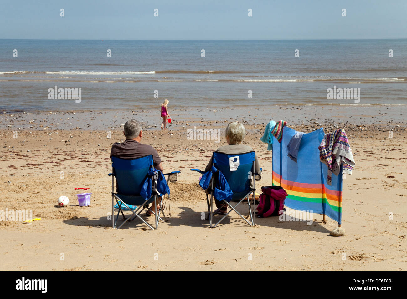 Nonni occuparsi dei nipoti su una vacanza in spiaggia, Mundesley Beach, NORFOLK REGNO UNITO Foto Stock