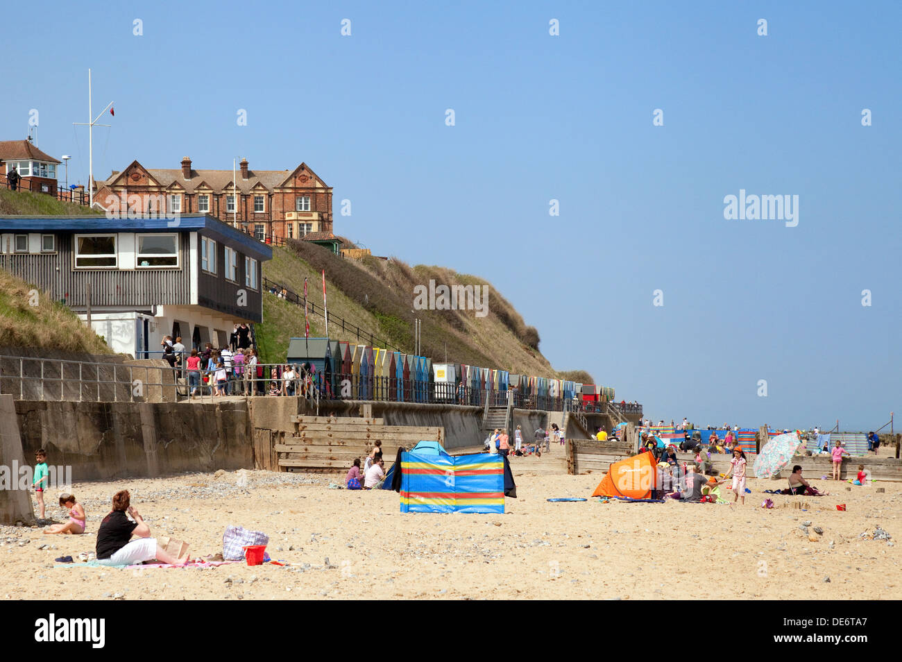 Per coloro che godono di una posizione soleggiata may bank holiday weekend sulla spiaggia a Mundesley, Norfolk Coast Inghilterra REGNO UNITO Foto Stock
