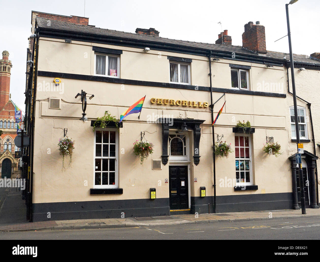 Churchills pub in Chorlton Street come parte del villaggio gay a Manchester REGNO UNITO Foto Stock