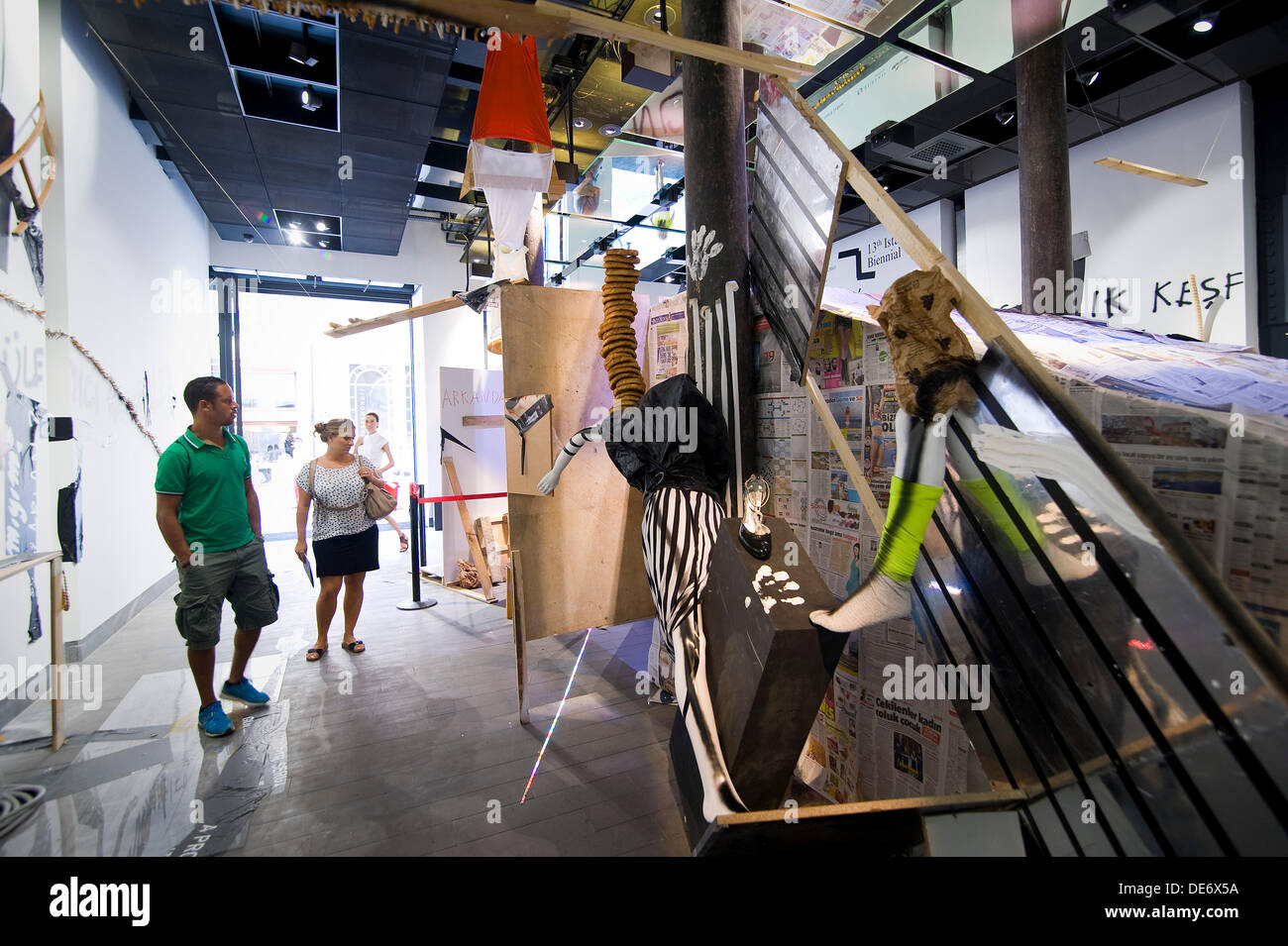 Istanbul, Turchia . Xii Sep, 2013. La XIII Biennale di Istanbul, "Mamma, io sono barbaro?", curata da Fulya Erdemci, corre dal 14 Settembre fino al 20 Ottobre. Ammissione alle mostre biennali è libero, la sovrapposizione con la biennale della visione di creare uno spazio pubblico e accessibile a tutti. Diego Bianchi dell'arte del lavoro, mostrato nella galleria di sale, è emerso durante l'ultimo decennio come una lente e lente distorcente della vita urbana che si è concentrato sul formale e soprattutto tracce caotico del consumismo. Bianchi il progetto per la XIII Biennale di Istanbul è un'installazione ispirata a qualsiasi dato della città insolente. Foto Stock