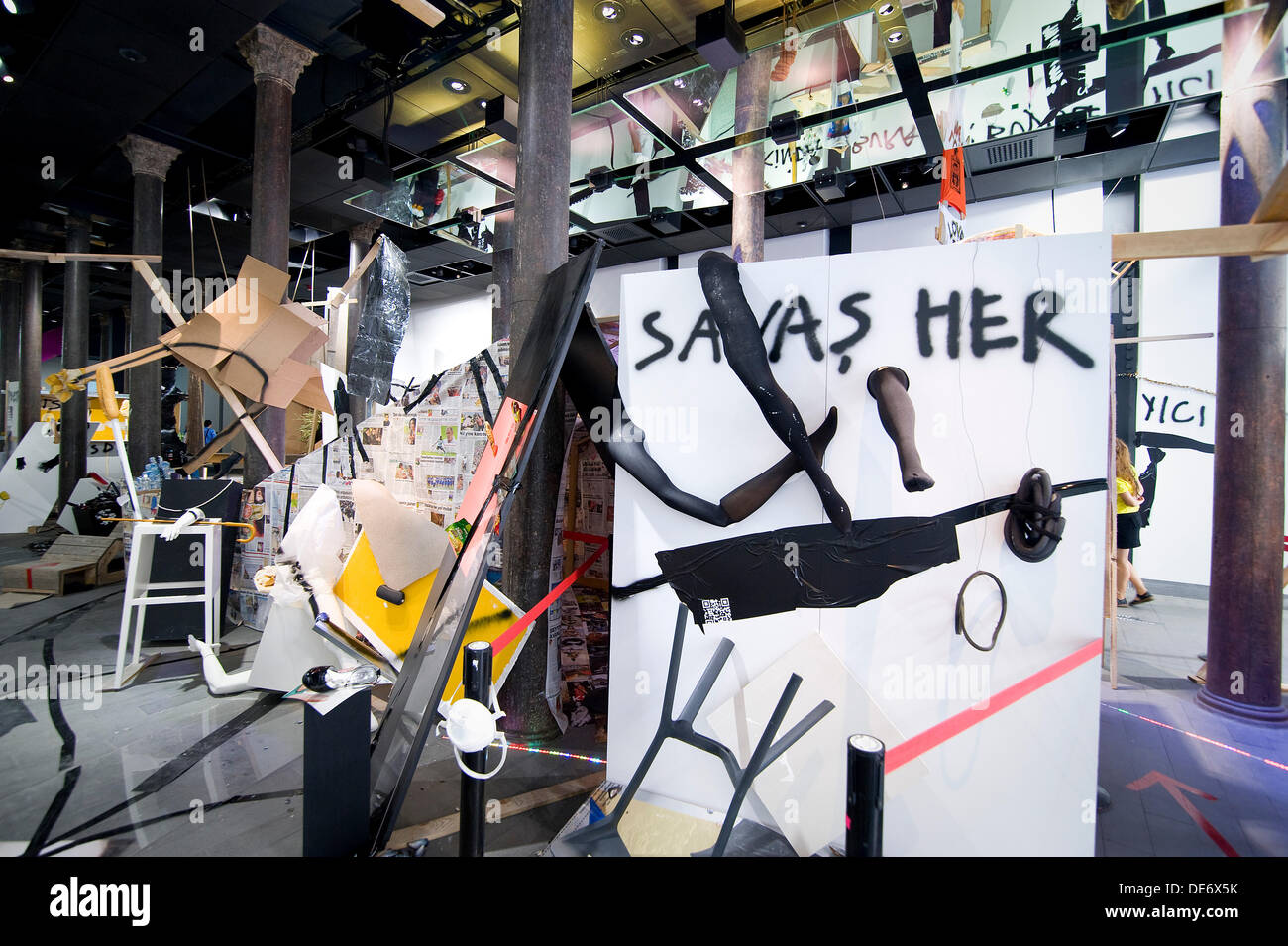 Istanbul, Turchia . Xii Sep, 2013. La XIII Biennale di Istanbul, "Mamma, io sono barbaro?", curata da Fulya Erdemci, corre dal 14 Settembre fino al 20 Ottobre. Ammissione alle mostre biennali è libero, la sovrapposizione con la biennale della visione di creare uno spazio pubblico e accessibile a tutti. Diego Bianchi dell'arte del lavoro, mostrato nella galleria di sale, è emerso durante l'ultimo decennio come una lente e lente distorcente della vita urbana che si è concentrato sul formale e soprattutto tracce caotico del consumismo. Bianchi il progetto per la XIII Biennale di Istanbul è un'installazione ispirata a qualsiasi dato della città insolente Foto Stock