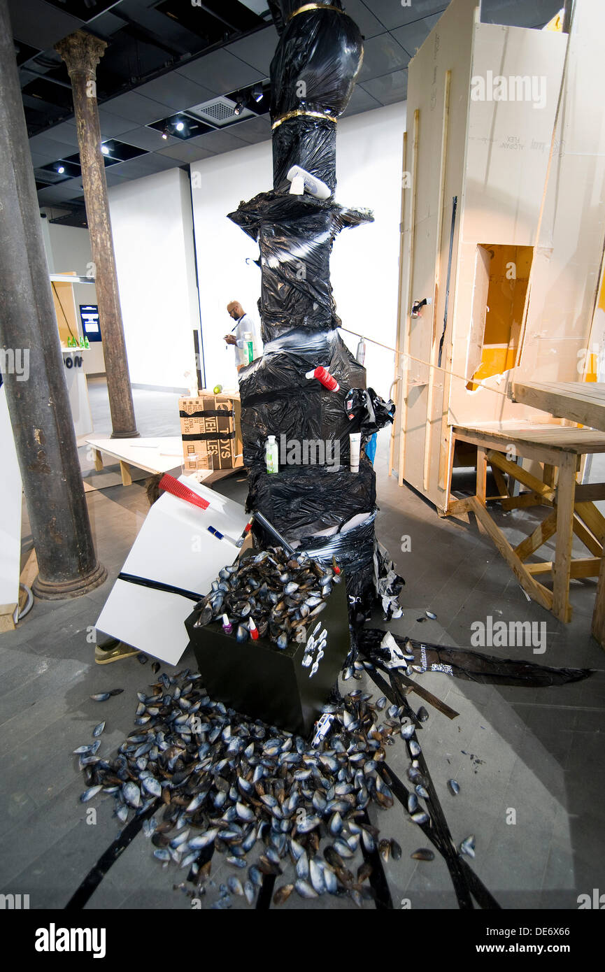 Istanbul, Turchia . Xii Sep, 2013. La XIII Biennale di Istanbul, "Mamma, io sono barbaro?", curata da Fulya Erdemci, corre dal 14 Settembre fino al 20 Ottobre. Ammissione alle mostre biennali è libero, la sovrapposizione con la biennale della visione di creare uno spazio pubblico e accessibile a tutti. Diego Bianchi dell'arte del lavoro, mostrato nella galleria di sale, è emerso durante l'ultimo decennio come una lente e lente distorcente della vita urbana che si è concentrato sul formale e soprattutto tracce caotico del consumismo. Bianchi il progetto per la XIII Biennale di Istanbul è un'installazione ispirata a qualsiasi dato della città insolente Foto Stock