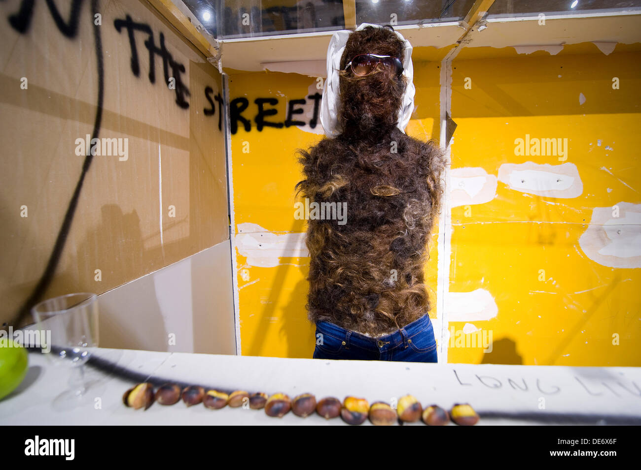 Istanbul, Turchia . Xii Sep, 2013. La XIII Biennale di Istanbul, "Mamma, io sono barbaro?", curata da Fulya Erdemci, corre dal 14 Settembre fino al 20 Ottobre. Ammissione alle mostre biennali è libero, la sovrapposizione con la biennale della visione di creare uno spazio pubblico e accessibile a tutti. Diego Bianchi dell'arte del lavoro, mostrato nella galleria di sale, è emerso durante l'ultimo decennio come una lente e lente distorcente della vita urbana che si è concentrato sul formale e soprattutto tracce caotico del consumismo. Bianchi il progetto per la XIII Biennale di Istanbul è un'installazione ispirata a qualsiasi dato della città insolente Foto Stock