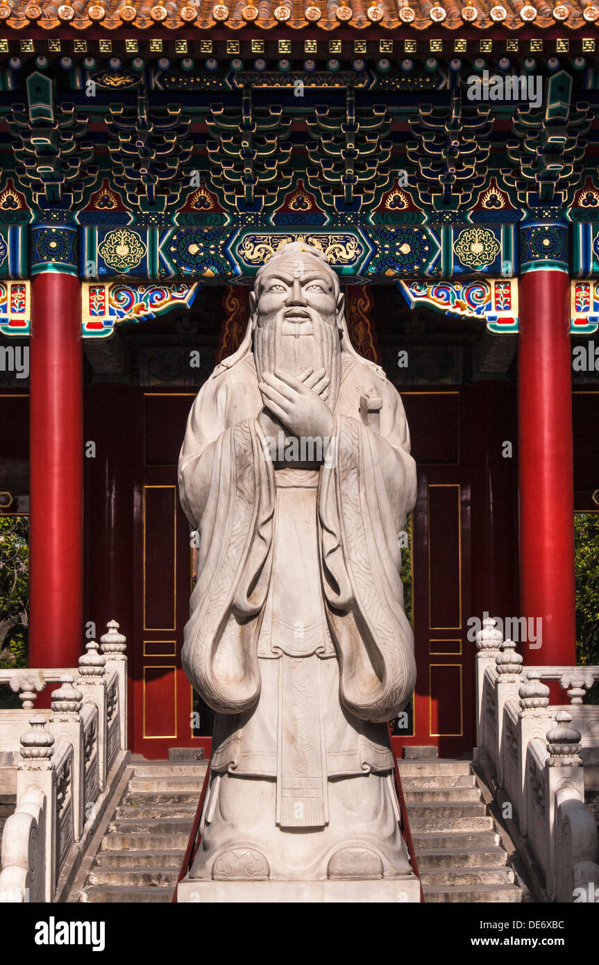 Statua di Confucio al Dacheng Hall. Il Tempio di Confucio. Pechino. Cina Foto Stock