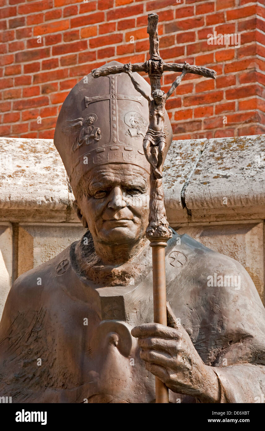 La statua di Papa Giovanni Paolo II a Cracovia Cattedrale sul colle di Wawel. Foto Stock