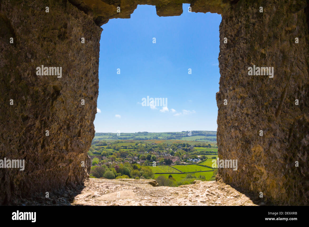 Paesaggio colpo di Purbecks, Dorset presa attraverso un vecchio Corfe Castle finestra Foto Stock