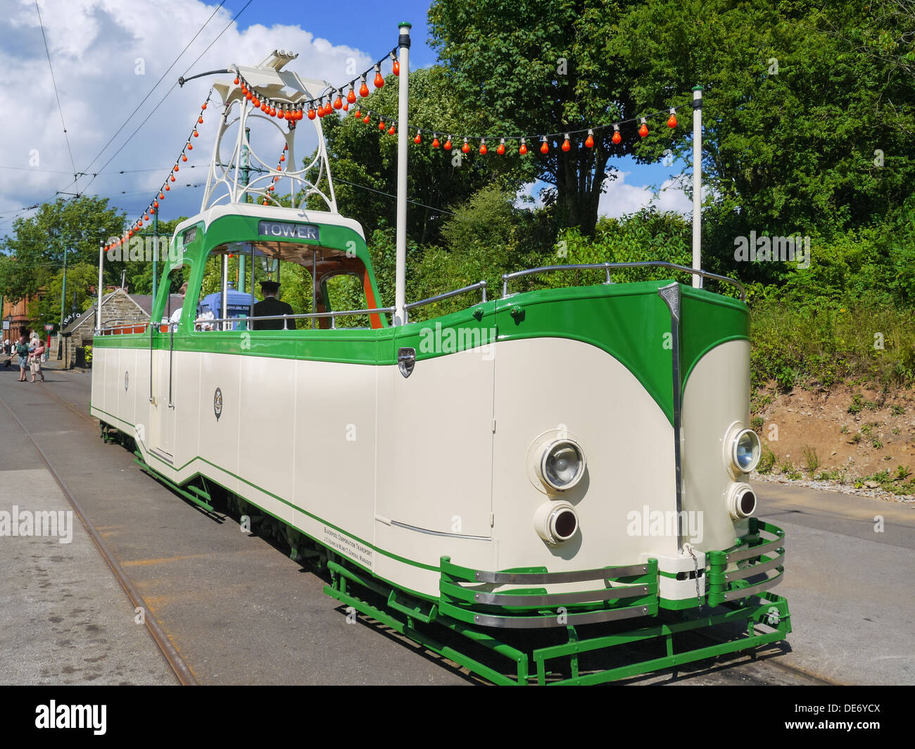 Crema e Verde Vintage BlackPool Tram alla Crich tramvia Village, Derbyshire, Regno Unito Regno Unito Foto Stock