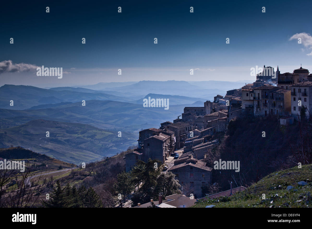 La città di montagna di Petralia Soprana nel Modonie montagne, Sicilia. Foto Stock