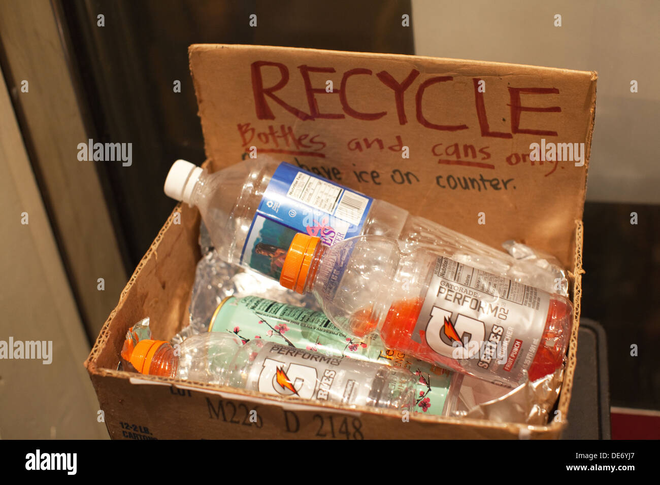 Casella di riciclo in una scuola che dice 'riciclare bottiglie e lattine solo' Foto Stock