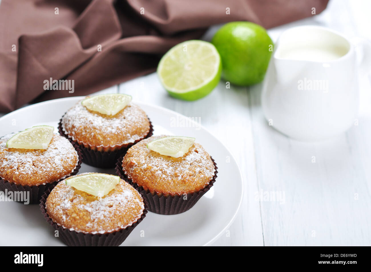 La dieta muffin con la crusca e il lime fresco su piastra Foto Stock