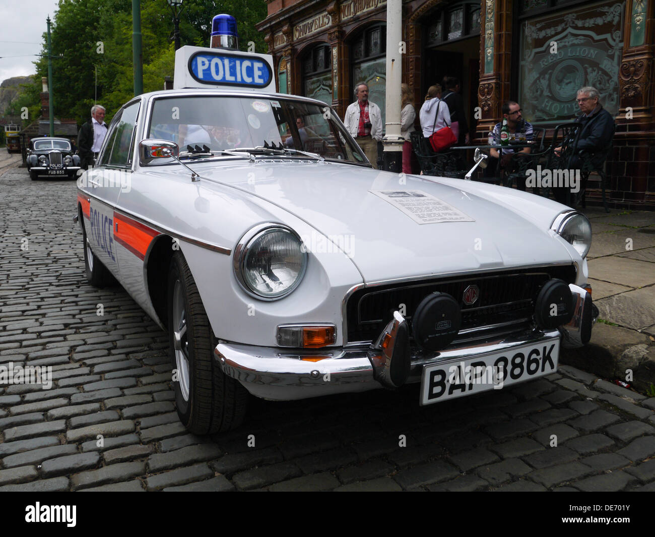 Vintage auto della polizia presi a Crich Tramway Museum nel Derbyshire, Regno Unito Foto Stock