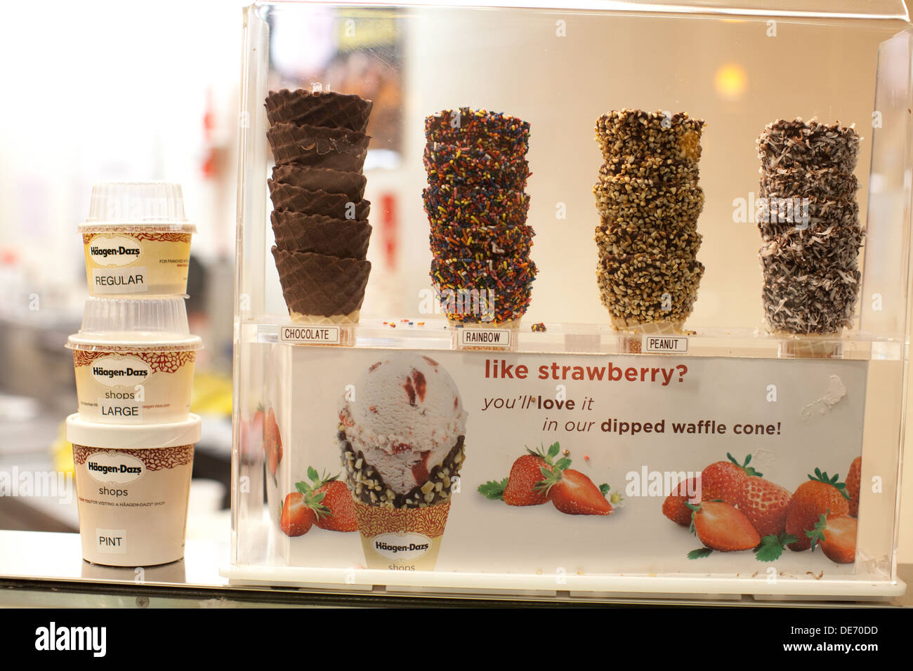Coni gelato ricoperto di cioccolato, varietà includono il dado, cocco o spruzza. Foto Stock