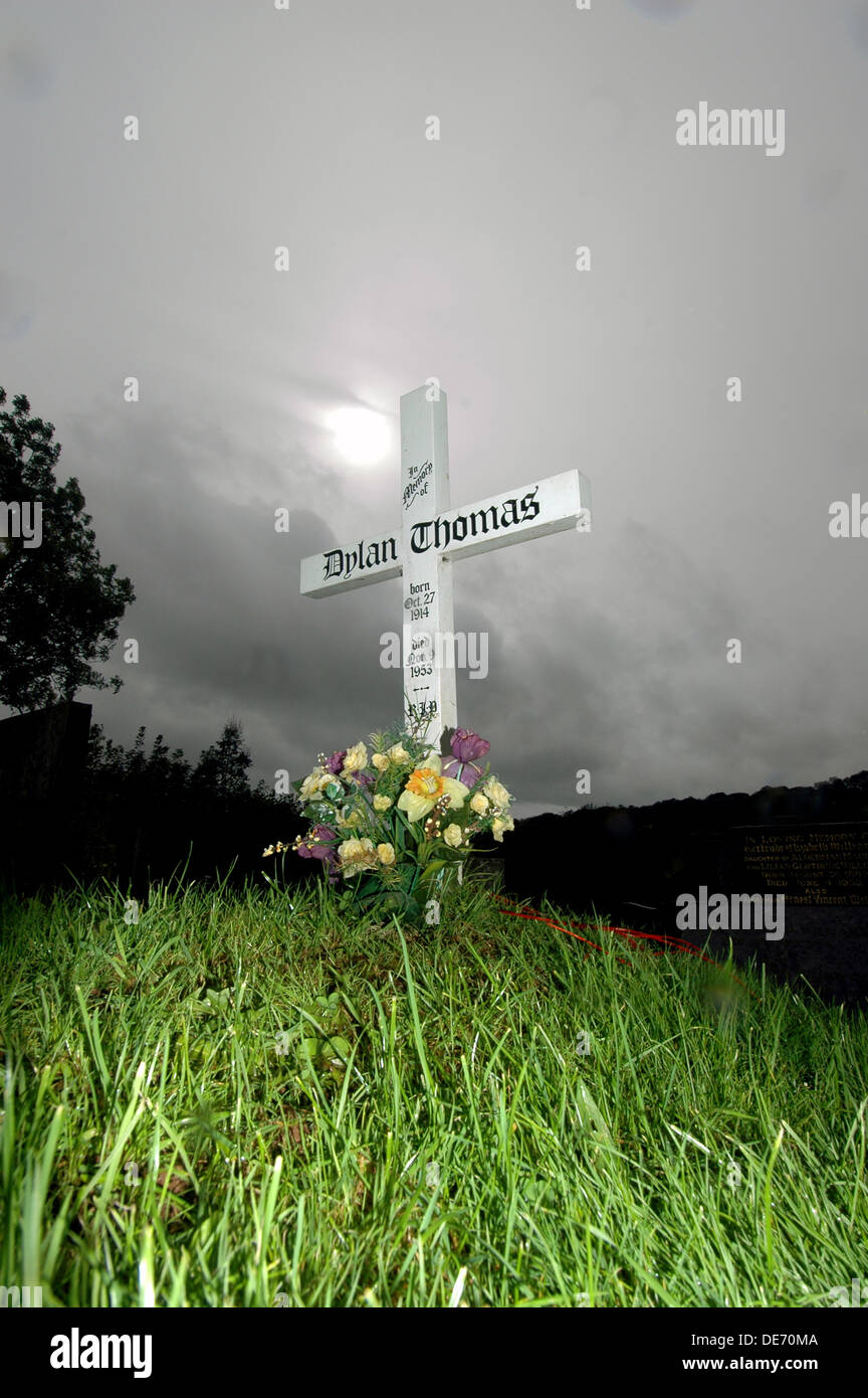 La tomba del poeta Dylan Thomas nella chiesa di San Martino, Laugharne, South West Wales, Regno Unito Foto Stock