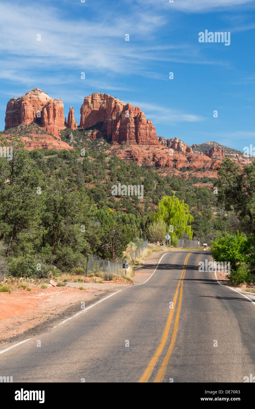 Road e Cattedrale Rock, Sedona, in Arizona Foto Stock