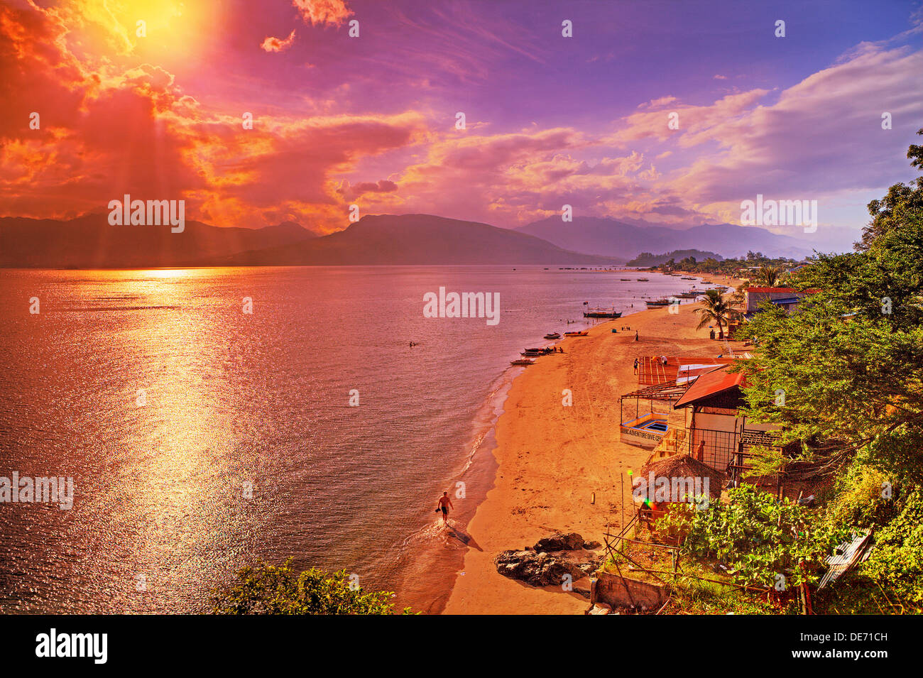 Brillanti colori del tramonto su Subic Bay, isola di Luzon nelle Filippine. Foto Stock