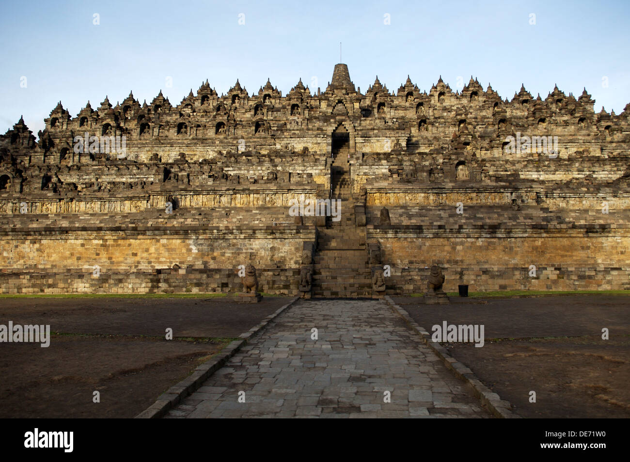 Elevazione frontale Borobudur, Tempio buddista, Java, Indonesia Foto Stock