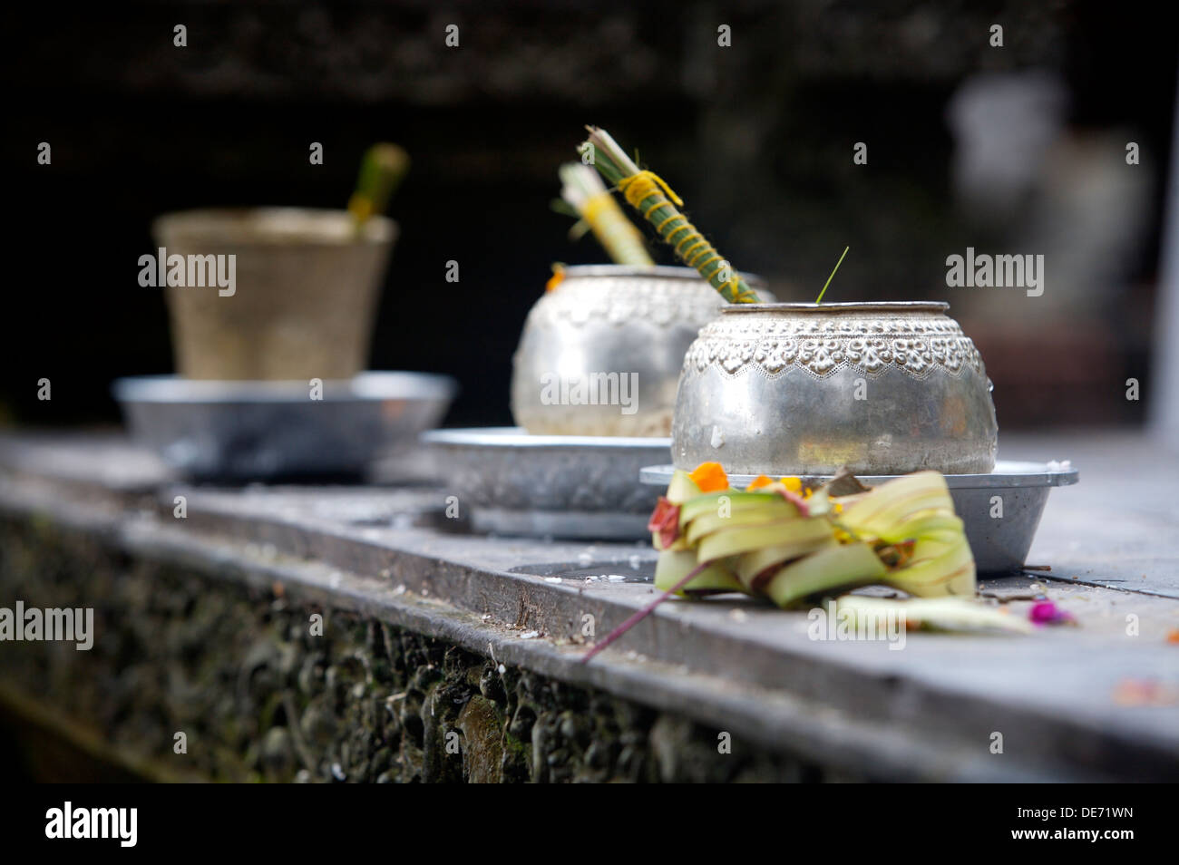 Ciotole d'argento utilizzata in Baiinese culto Indù cerimonie Foto Stock