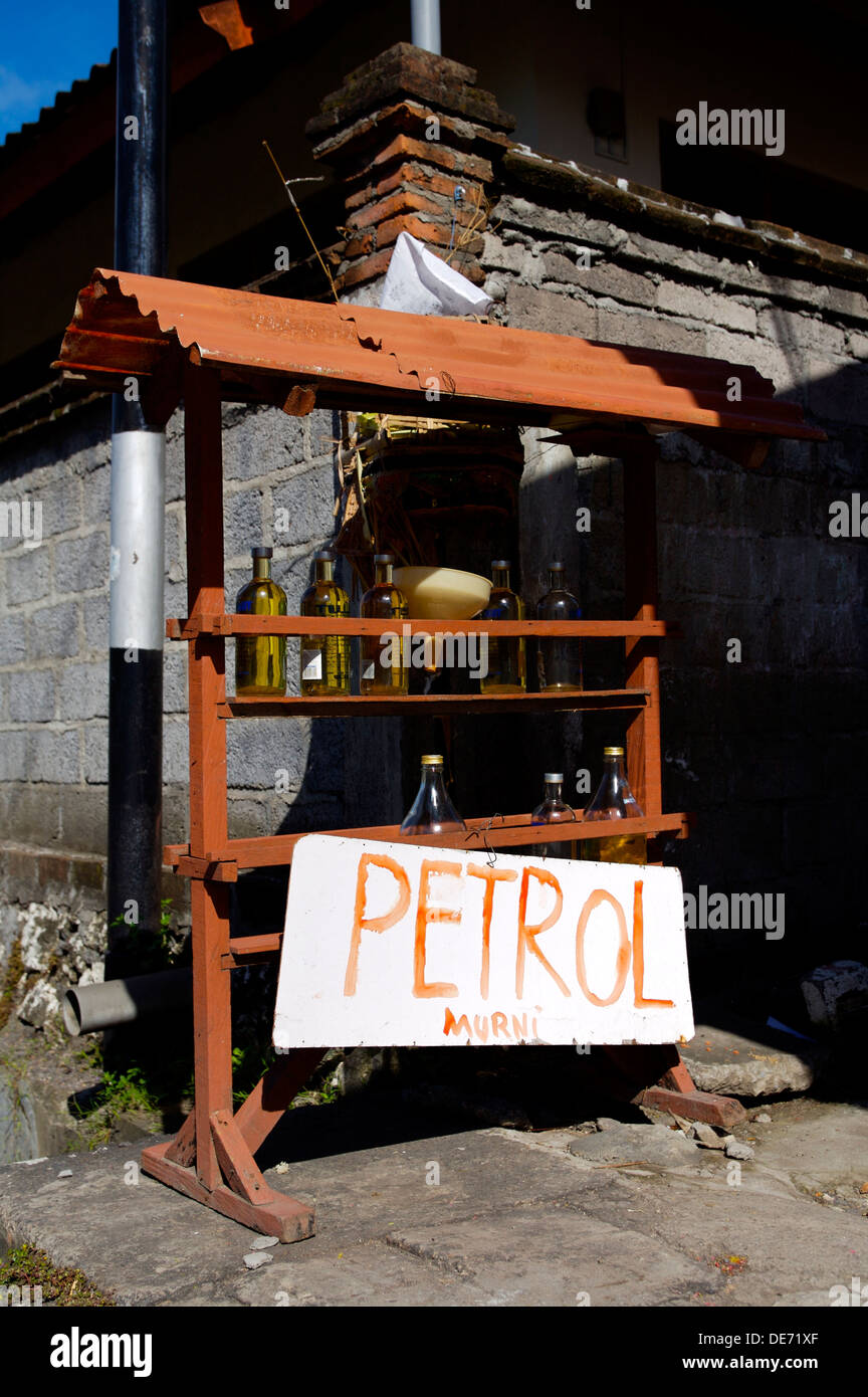 Una strada in stallo Bali vende a buon mercato benzina per scooter e motociclette Foto Stock