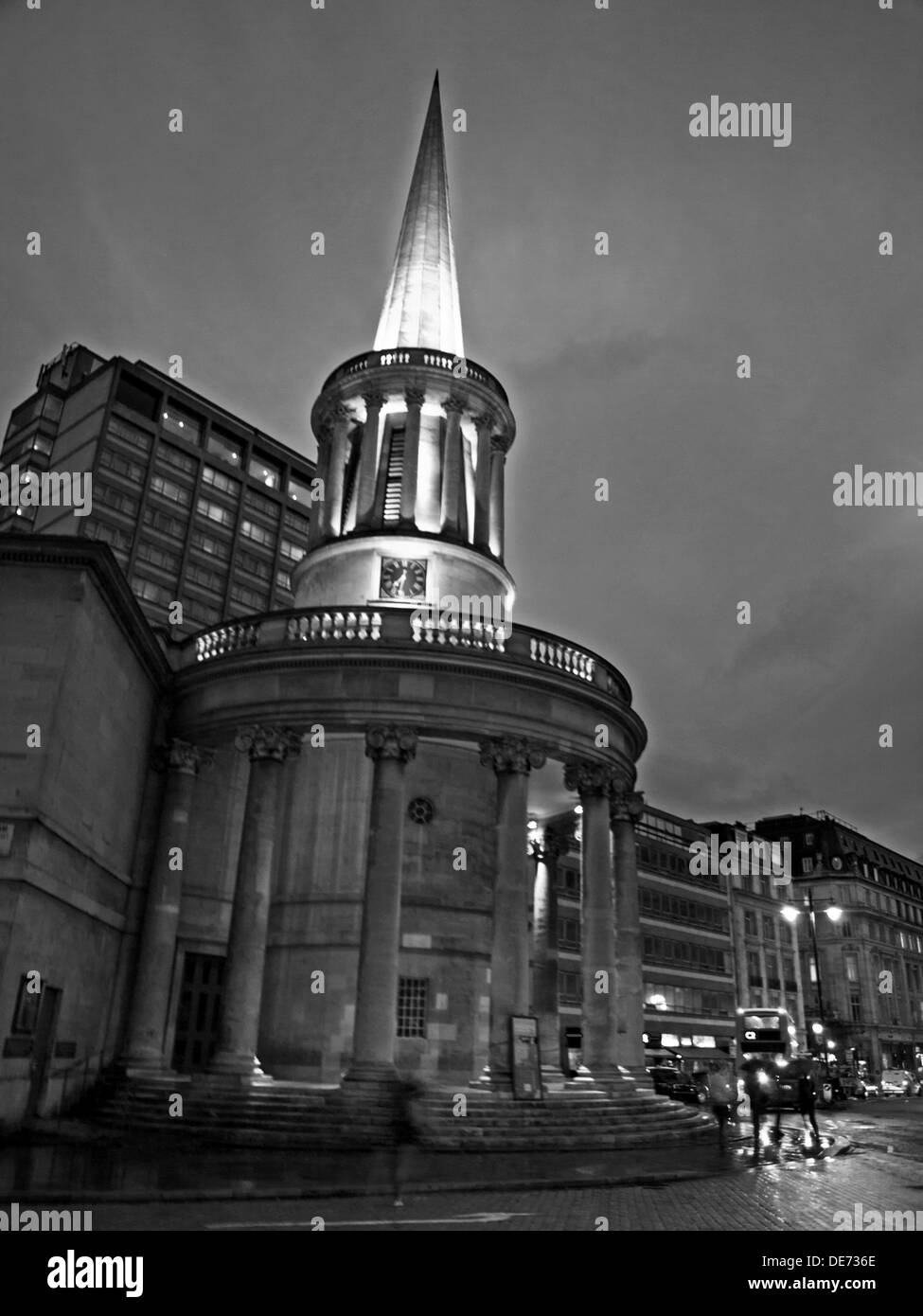 Vista di tutte le anime la chiesa con il campanile illuminato, Langham Place, London, England, Regno Unito Foto Stock