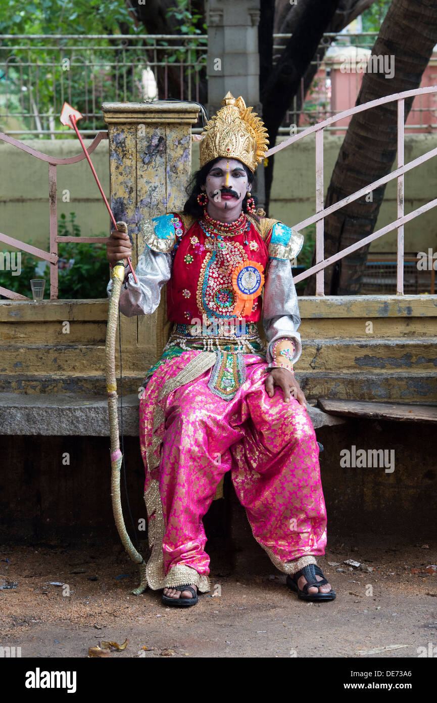Indian street performer vestito come Signore Rama. Puttaparthi, Andhra Pradesh, India Foto Stock