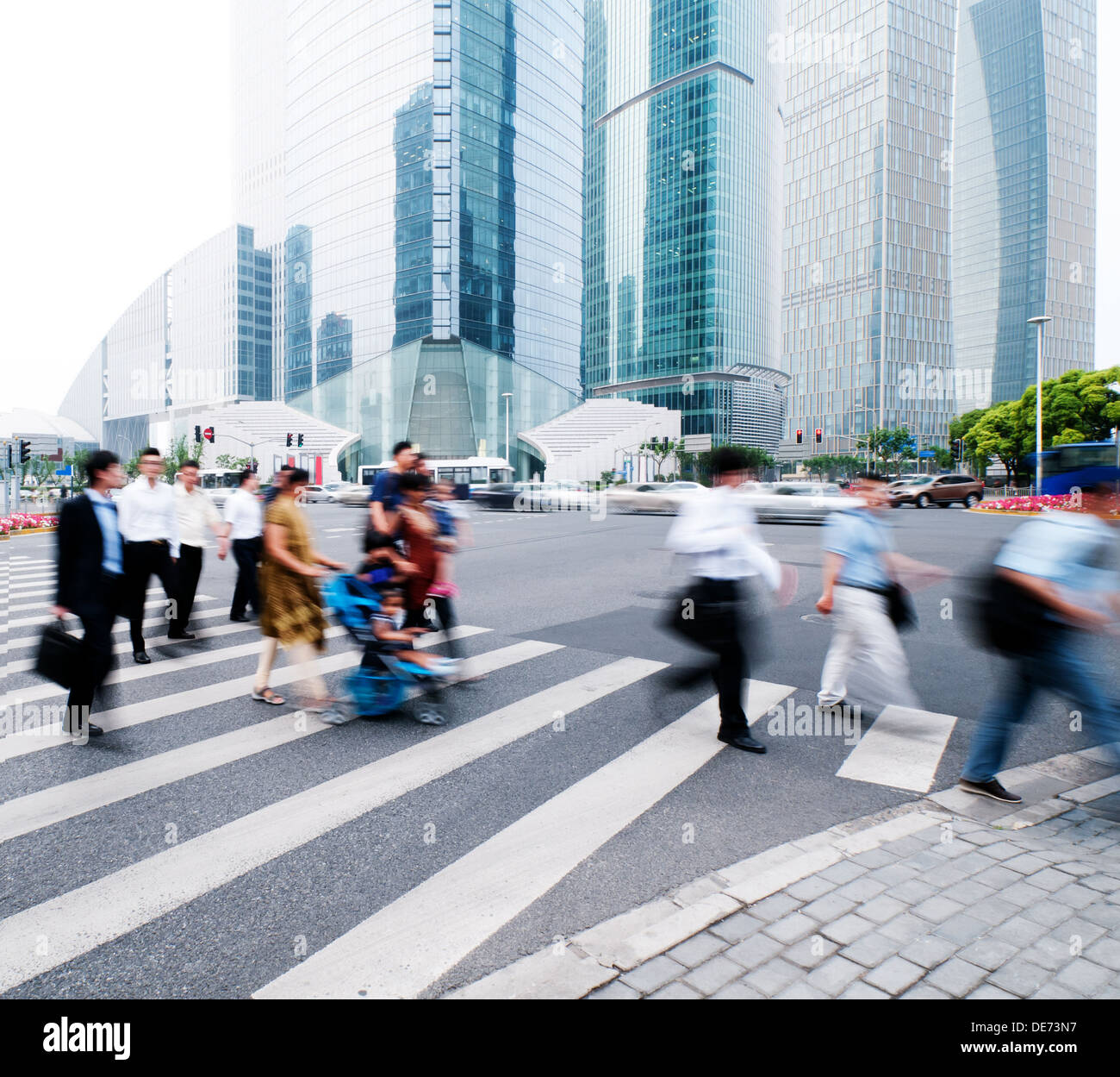 Il passeggero camminando sul marciapiede a Shanghai in Cina. Foto Stock