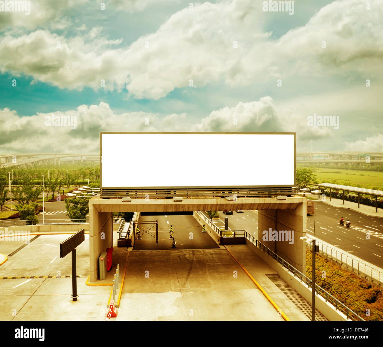 Autostrada vuota nel mezzo di spot pubblicitari Foto Stock