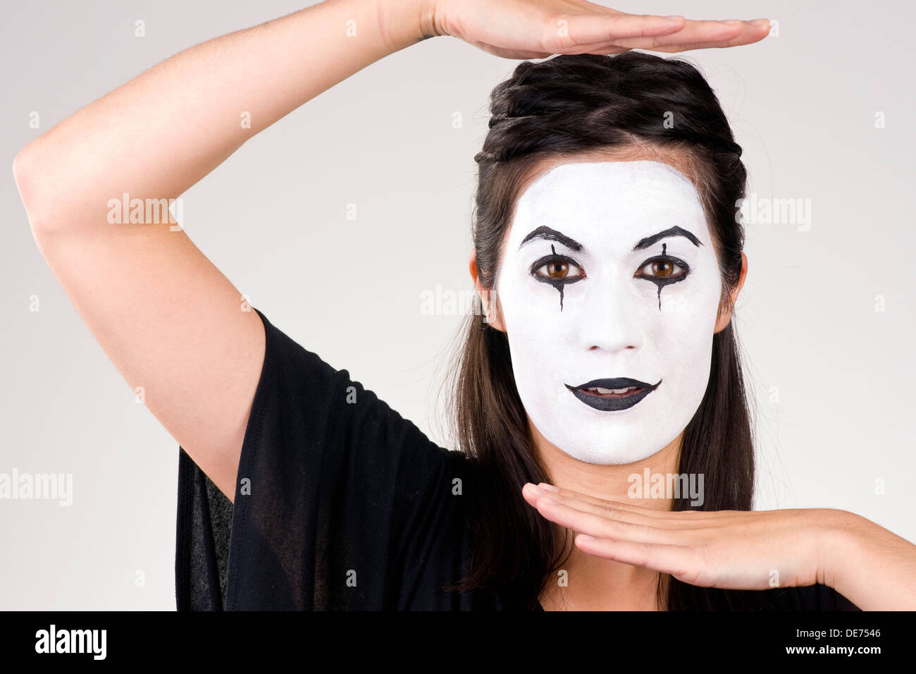 Donna realizzati con faccia bianca telai la sua funzionalità con le mani Foto Stock