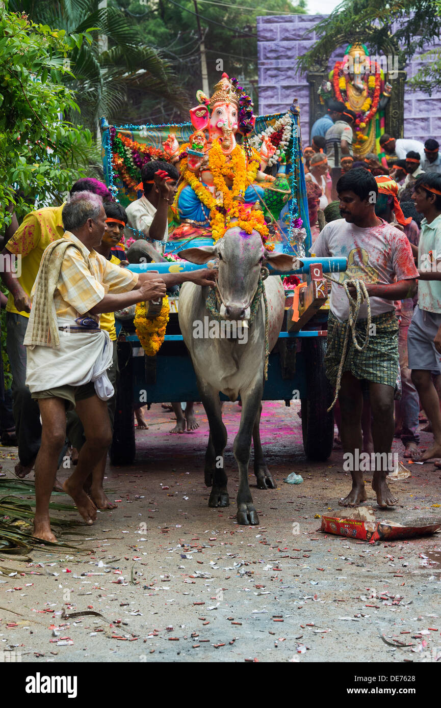 Popolo Indiano adorare Signore Ganesha statua su un carrello di giovenco. Ganesha Chaturthi Festival, Puttaparthi, Andhra Pradesh, India Foto Stock