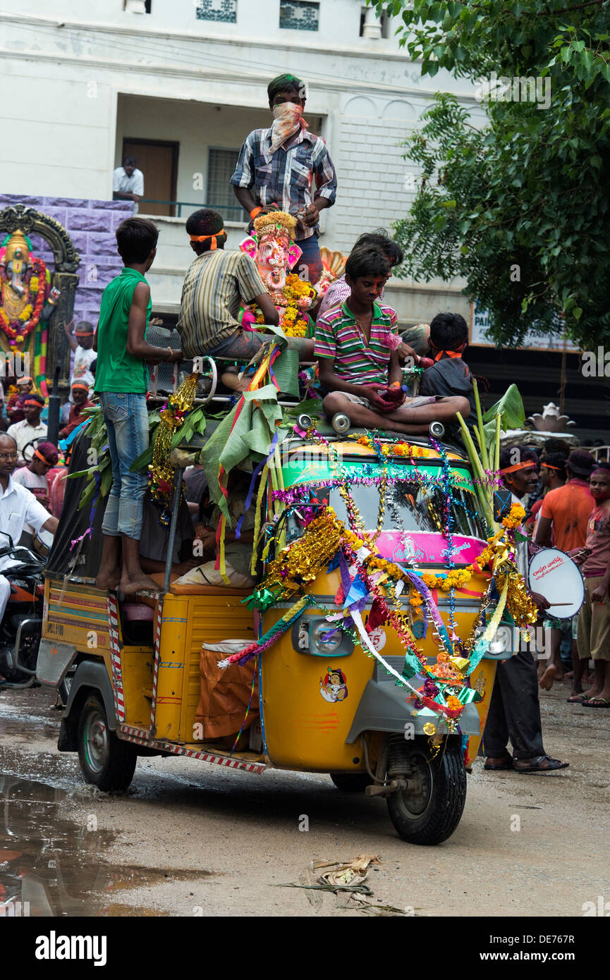 Popolo Indiano su un rickshaw adorare Signore Ganesha statua. Ganesha Chaturthi Festival, Puttaparthi, Andhra Pradesh, India Foto Stock