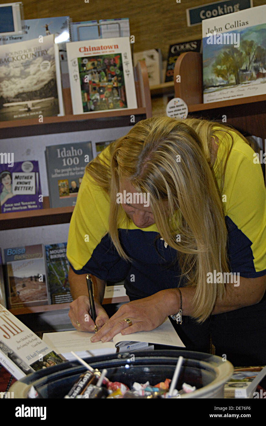 Boise, Idaho, Stati Uniti d'America. 12 settembre 2013. Jill Thomas Kraft segni il suo libro a libro lancio trovare Jill come ho ricostruito la mia vita afyter perdendo le cinque persone mi è piaciuto di più nel 2002 una vettura crash ha preso questa nativa wieser"un marito, figli di traino,mamma e una nipote mentre Jill servived questa è storia su di lei ora vive con il secondo marito e figlio.libro pubblicato dalla mente ,corpo e anima le produzioni in Idaho e cerimonia di firma a riscoperto libri archivio in Idaho usa (foto di Francesco Dean / Deanpictures/Alamy Live News Foto Stock