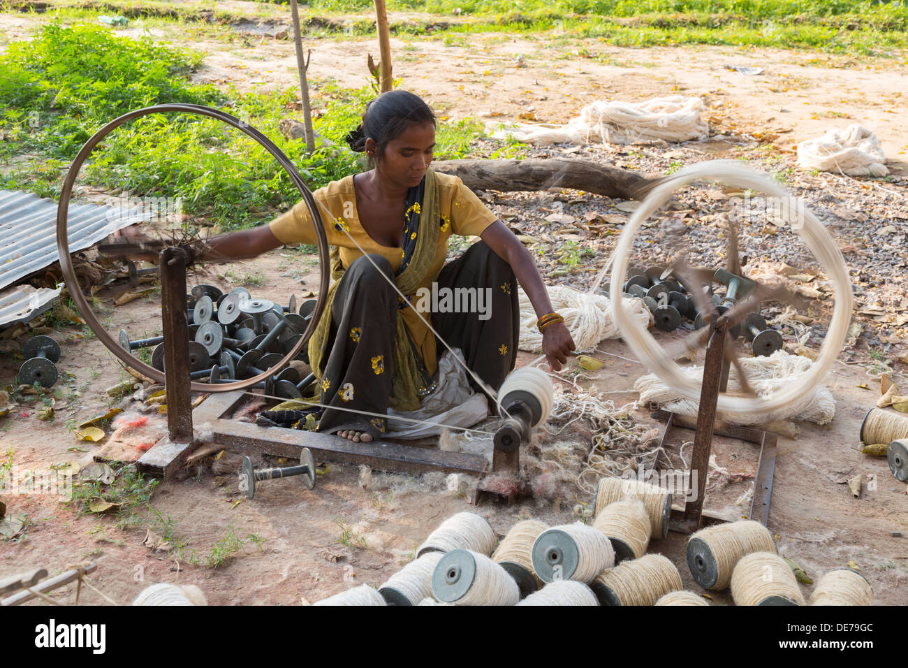 India, Uttar Pradesh, Agra,donna la filatura del cotone su macchinari di base Foto Stock