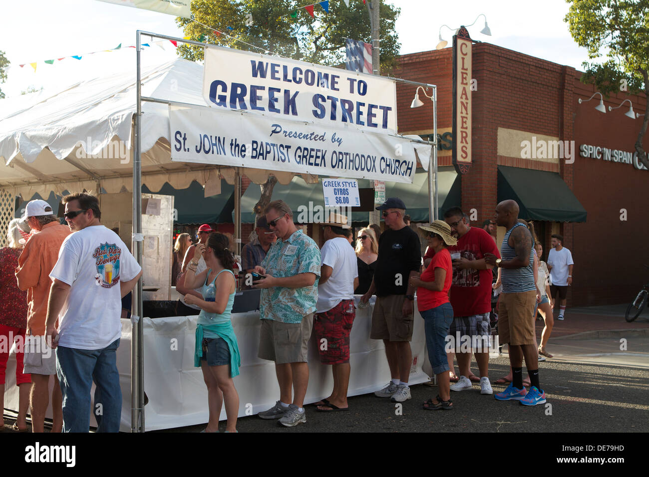 Città di Orange Street Fair, Greek Street che serve cibo greco da un chiese locali in stallo Foto Stock