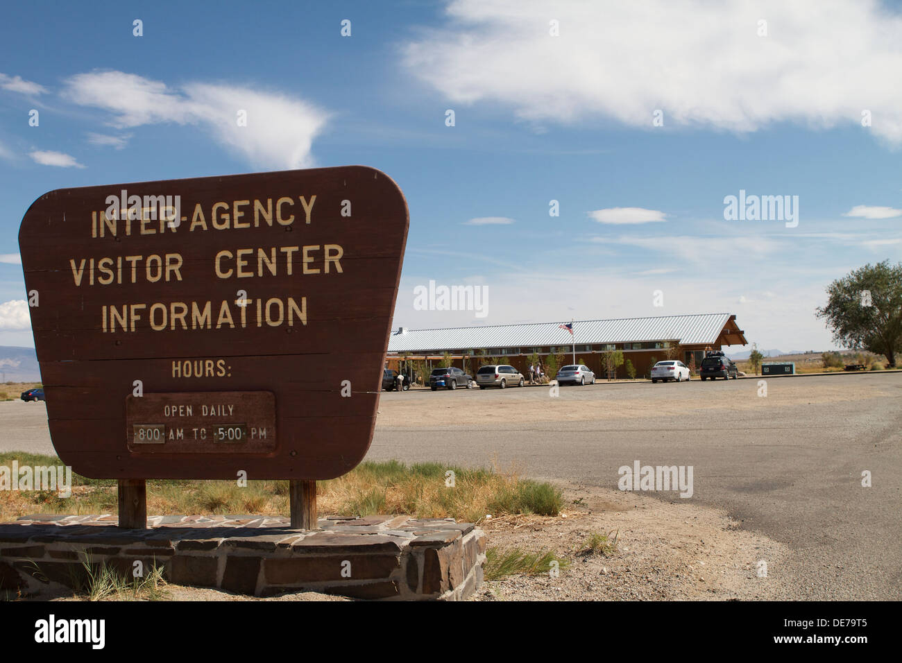 Il segno al di fuori della Sierra orientale inter-agenzia Visitor Center sull'Autostrada 395 nel Lone Pine California Foto Stock