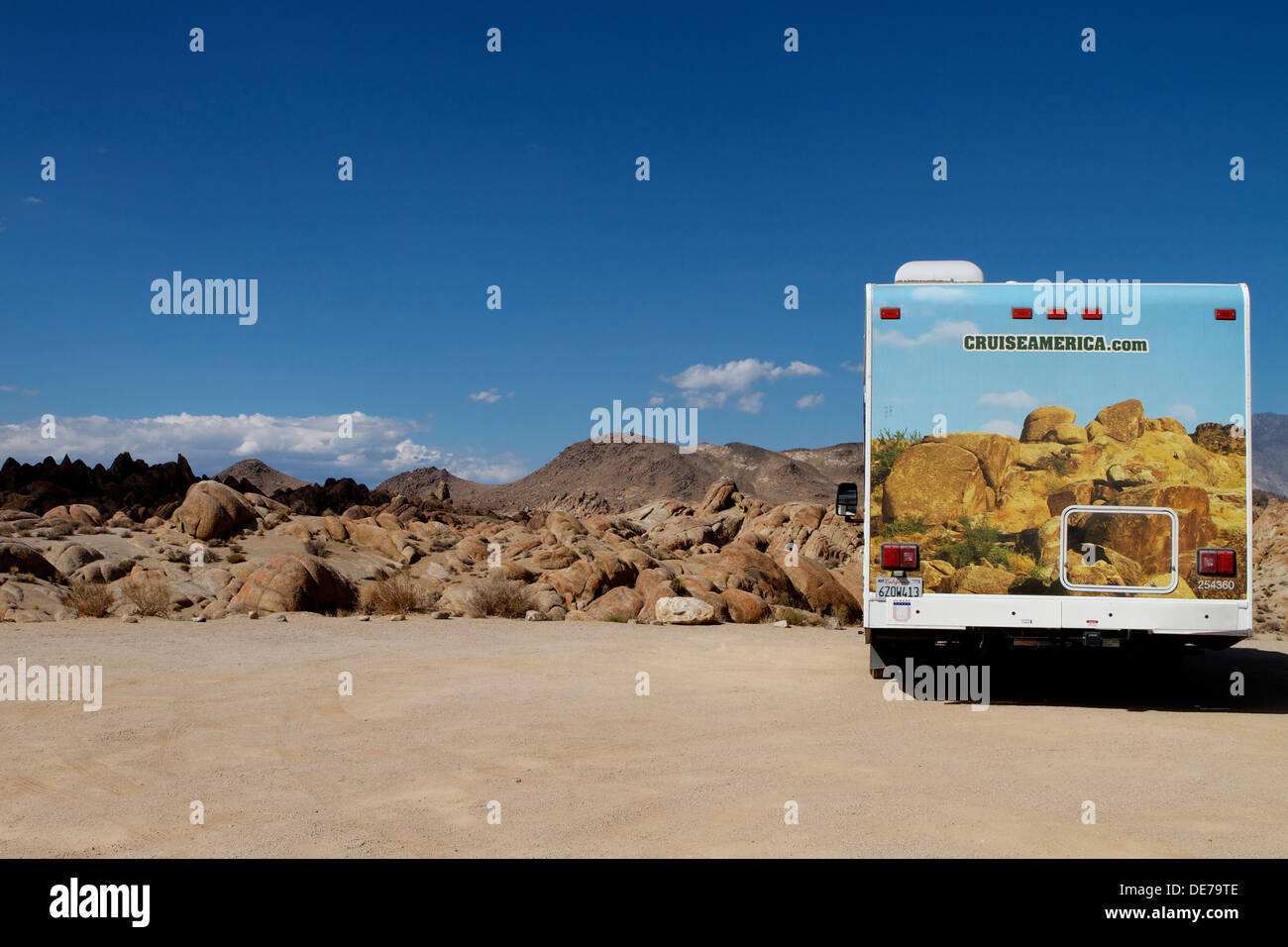 Un Cruise America camper parcheggiato in Alabama Hills a ovest di Lone Pine California con un simile lavoro di vernice come sfondo Foto Stock