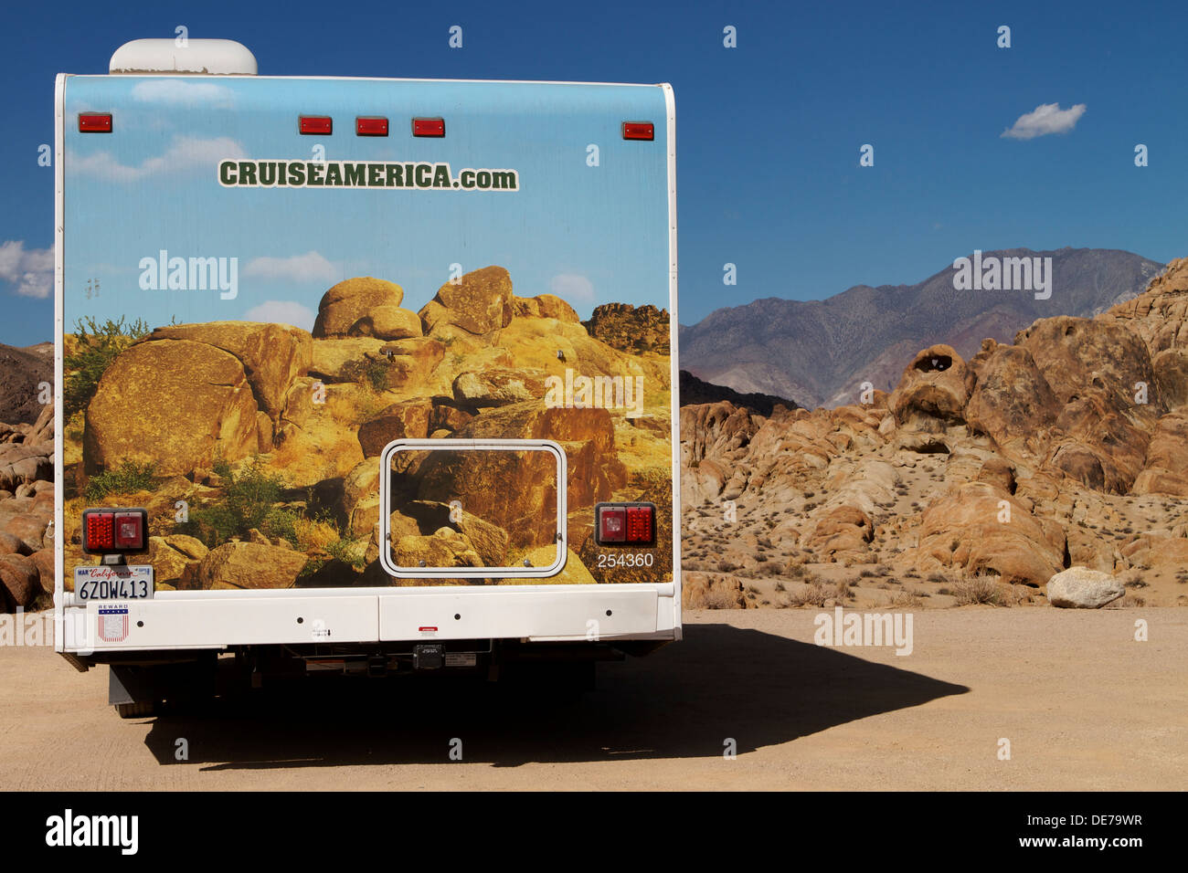 Un Cruise America camper parcheggiato in Alabama Hills a ovest di Lone Pine California con un simile lavoro di vernice come sfondo Foto Stock