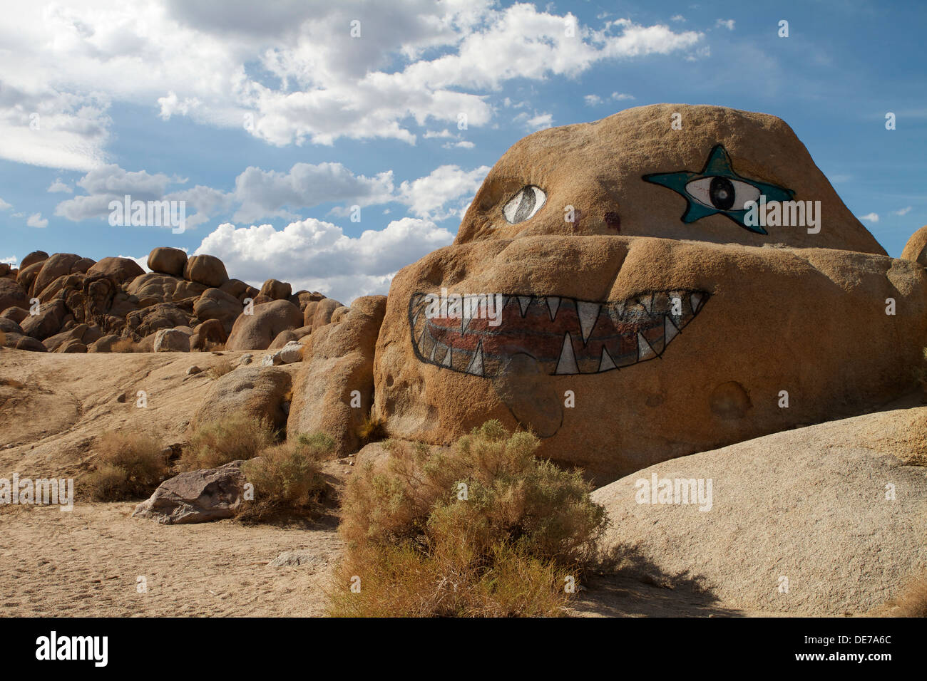 Un masso dipinto (monzotite biotite) nelle colline dell'Alabama ad ovest di Lone Pine nella valle di Owens, contea di Inyo, California Foto Stock