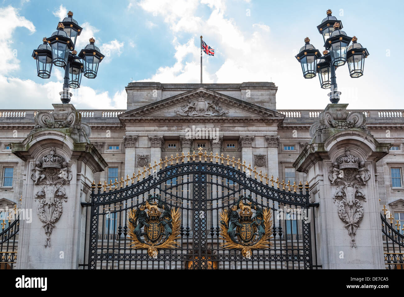 Il cancello di ingresso e Buckingham Palace, London, Regno Unito Foto Stock