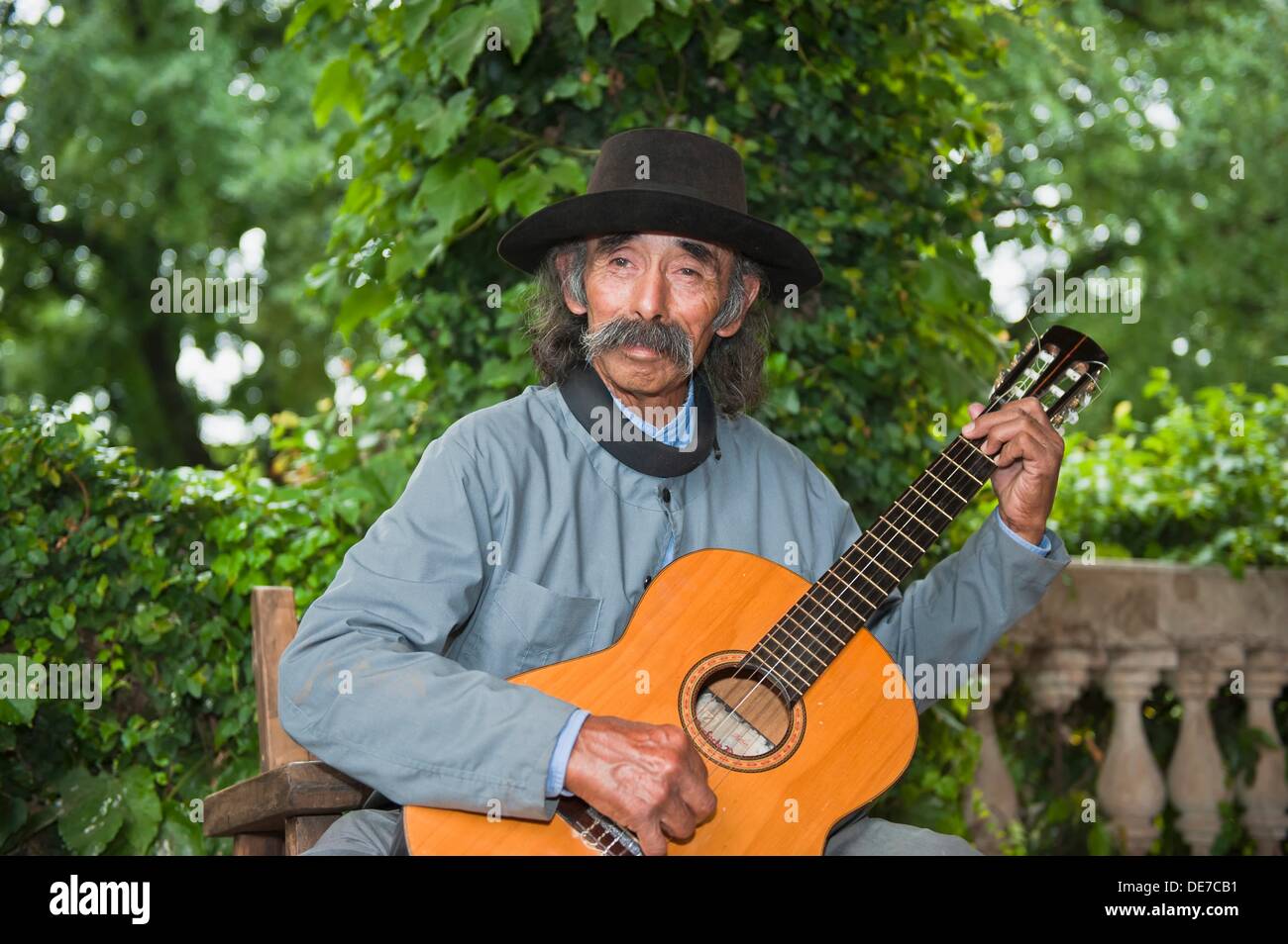 Gaucho playing guitar immagini e fotografie stock ad alta risoluzione -  Alamy