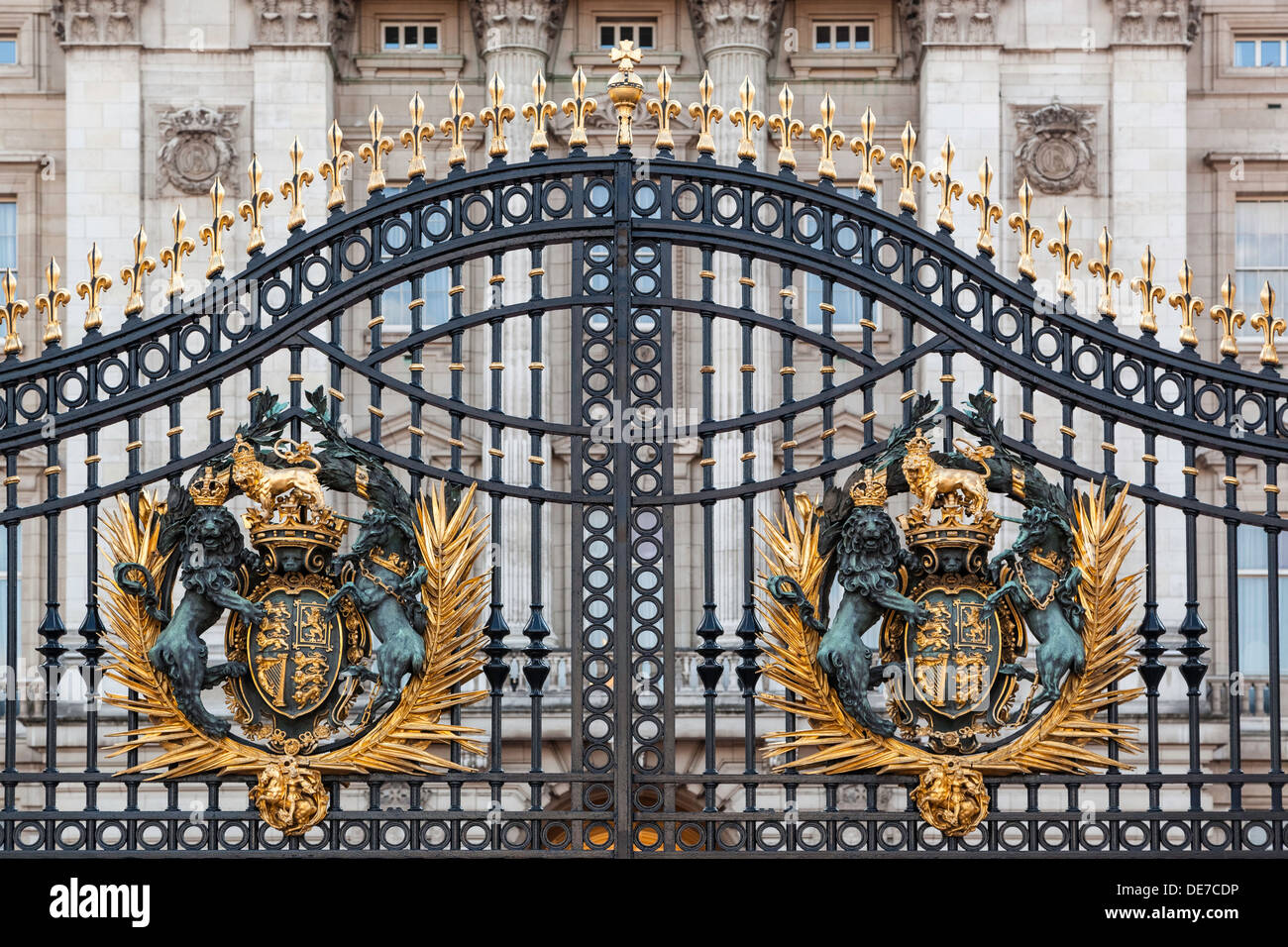 Il cancello di ingresso di Buckingham Palace, London, Regno Unito Foto Stock
