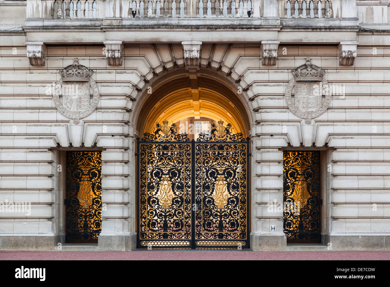 Il simbolo reale all'interno cancelli di Buckingham Palace, London, England, Regno Unito Foto Stock