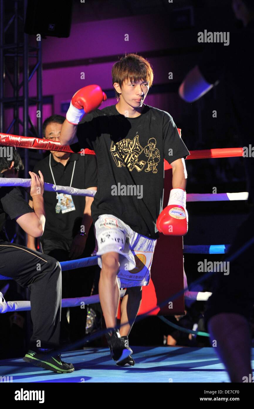 Kanagawa, Giappone. 25 Ago, 2013. Ryoichi Taguchi (JPN) Boxe : Ryoichi Taguchi del Giappone entra nel ring prima la luce giapponese peso mosca titolo bout a Sky Arena Zama di Kanagawa, Giappone . © Hiroaki Yamaguchi/AFLO/Alamy Live News Foto Stock