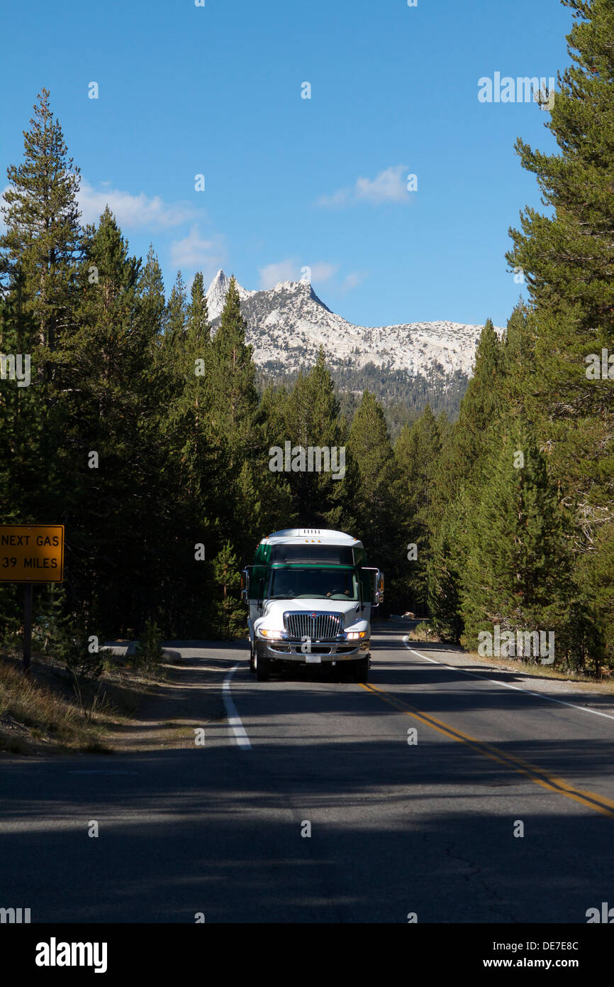 Trasporto gratuito su un ibrido di bus navetta servizio in esecuzione nella Yosemite National Parks Tuolumne Meadows Foto Stock