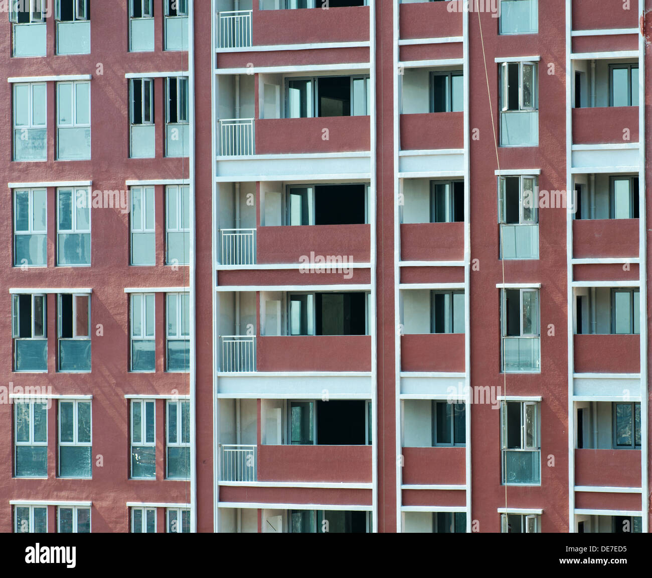Giallo e rosso edifici con windows Foto Stock